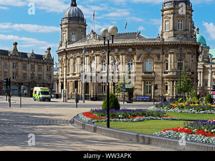 Krankenwagen an der Ampel im Zentrum von Hull, East Yorkshire, England UK warten Stockfoto