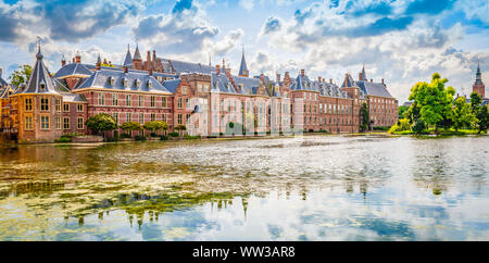 Panoramablick auf die Landschaft mit populären Parlamentsgebäude der Binnenhof an einem schönen Teich (hofvijver), Den Haag (Den Haag), die Niederlande. Stockfoto