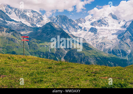 Spektakuläre Aussicht auf hohen schneebedeckten Gipfel der Walliser Alpen bei bewölktem Himmel von sorebois im Sommer gesehen. Zinal, Val d'Anniviers, Wallis, Switzerla Stockfoto