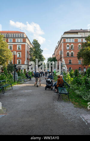 Stockholm, Schweden. September 2019. Manche Menschen gehen in die Mariatorget Park im Zentrum der Stadt Stockfoto