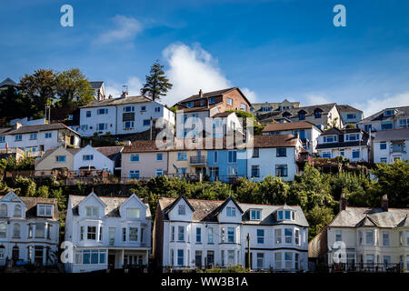 Häuser, Wohnungen und Gebäude rund um das schöne Fischerdorf Polperro in Cornwall, Großbritannien Stockfoto