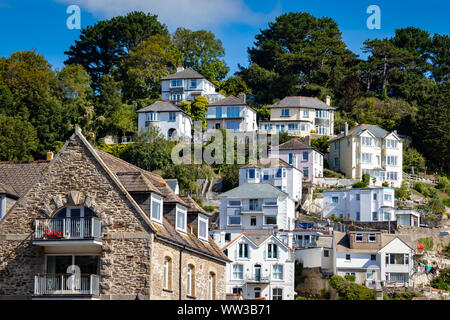 Häuser, Wohnungen und Gebäude rund um das schöne Fischerdorf Polperro in Cornwall, Großbritannien Stockfoto