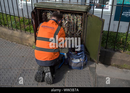 BT Openreach Engineer bei einem Utility Box in Bruntsfield, Edinburgh, Schottland, Großbritannien. Stockfoto