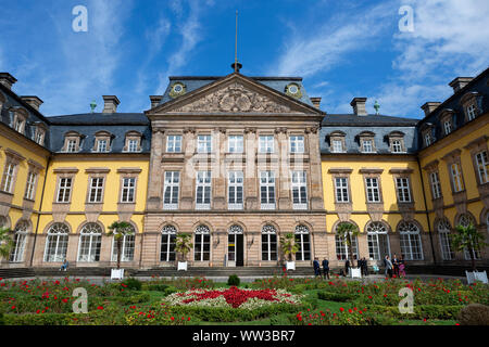 Architektur des gelben Classic Style Arolsen Schloss in Bad Arolsen im Sauerland Stockfoto