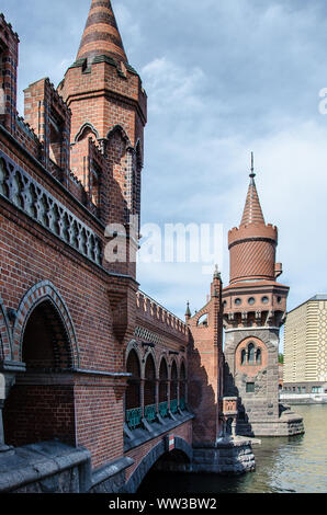 Die Berliner Doppeldecker Brücke Oberbaumbrücke (Oberbaumbrücke), 1895 erbaut, verbindet die beiden Berliner Bezirken Kreuzberg und Friedrichshain. Stockfoto