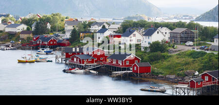 Panorama von Fischerdorf auf der Lofoten, Norwegen, Antenne, Panorama, Ferienhäuser Konzept Stockfoto