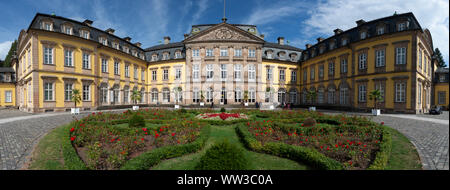 Panorama Blick auf die Architektur der Arolser Schloss in Bad Arolsen im Sauerland in Deutschland mit seinem Platz Dekoration Garten Stockfoto