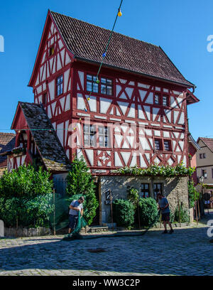 Sommerhausen hat eine wichtige Gemeinde am Main seit dem Mittelalter. Die ältesten Fachwerkhäuser in Deutschland bis zum 14. Jahrhundert. Stockfoto