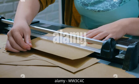 Frau mit Messer, Guillotine, Designer arbeiten Stockfoto