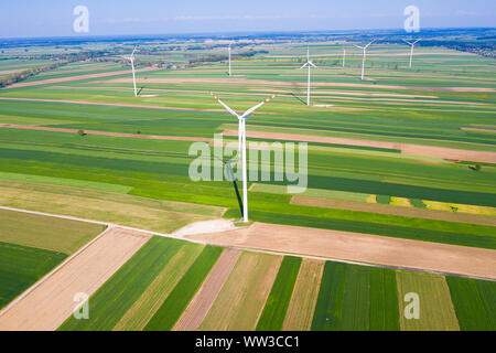 Windenergieanlagen zwischen Feldern von oben gesehen Stockfoto