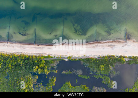 Radweg zwischen Meer und Mangroven - Ansicht von oben Stockfoto