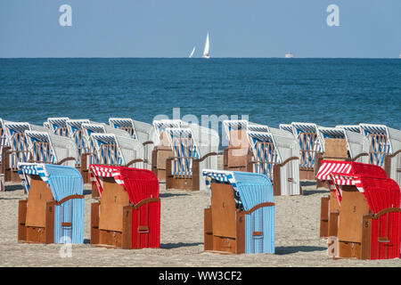 Deutschland Liegestühle, Warnemunde Ostsee Sommerstrand Strandkorb Ostsee Bunte Stühle Stockfoto