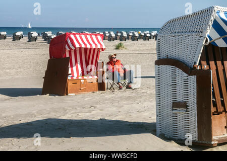 Deutschland Warnemunde Strandliege, Ostsee, Senior Mann beim Sonnenbaden Strandkorb Stockfoto