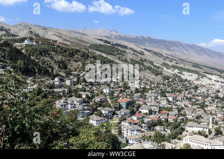 Blick von der Burg über die Stadt Gjirokastra Stockfoto