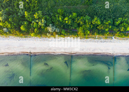 Radweg zwischen Meer und Mangroven - Ansicht von oben Stockfoto