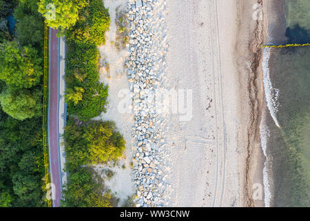 Radweg zwischen Meer und Mangroven - Ansicht von oben Stockfoto