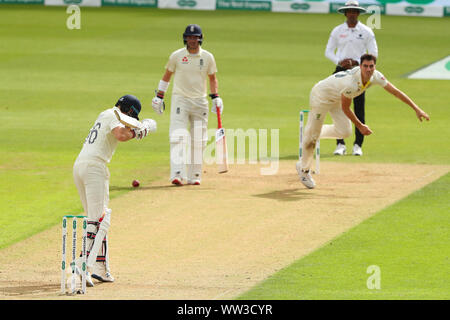 LONDON, ENGLAND. 12. SEPTEMBER 2019: Joe Root von England lässt eine Kugel weg vom Bowling von Pat Cummins von Australien während des Tages eine der 5 Specsavers Asche Test Match, Am Kia Oval Cricket Ground, London, England. Stockfoto