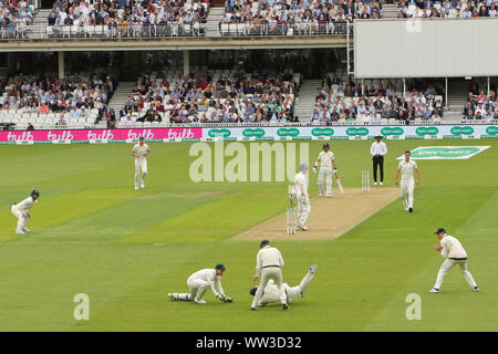 LONDON, ENGLAND. 12. SEPTEMBER 2019: Steve Smith von Australien nimmt eine Verriegelung Joe Denly von England aus dem Bowling von Pat Cummins während des Tages eine der 5 Specsavers Asche Test Match zu entlassen, Am Kia Oval Cricket Ground, London, England. Stockfoto