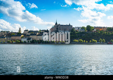 Stockholm, Schweden. September 2019. Panoramablick auf die historischen Gebäude Mariahissen auf der südlichen Küste der Bucht Riddarfjärden Stockfoto