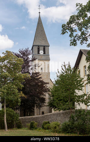 Kirchturm in dem kleinen Dorf mit Burg Wewelsburg Stockfoto