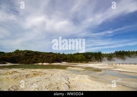 Champagner Pool in Wai-o-Tapu eine aktive geothermale Region, Neuseeland Stockfoto