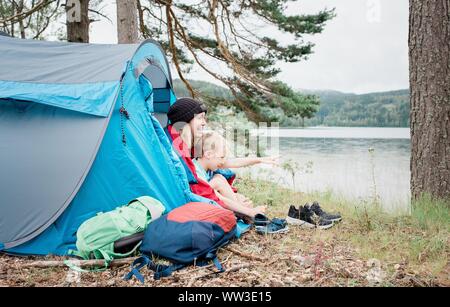 Mutter & Sohn in einem Zelt Lachen beim camping im Urlaub sitzt Stockfoto