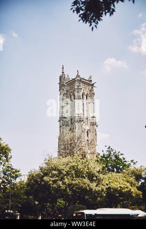 Saint-Jaques Turm von Paris im blauen Himmel Stockfoto