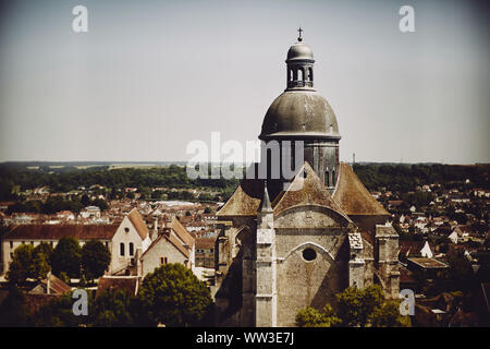 Luftaufnahme der Saint-Quiriace Kirche in Provins, Frankreich Stockfoto