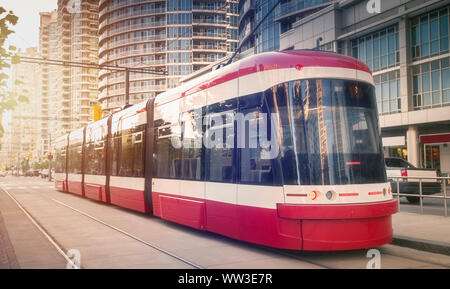 Moderne Straßenbahn in Toronto, Ontario, Kanada Stockfoto