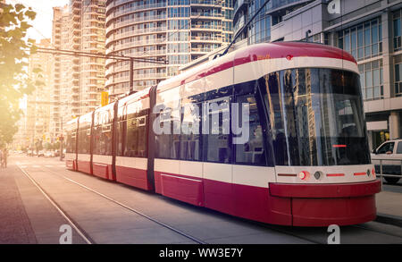 Moderne Straßenbahn in Toronto, Ontario, Kanada Stockfoto