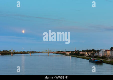 Wien, Wien: Donau (Donau), Vollmond, Ostbahn Eisenbahnbrücke, Passagier Zug, Österreich, Wien, 02. Leopoldstadt Stockfoto