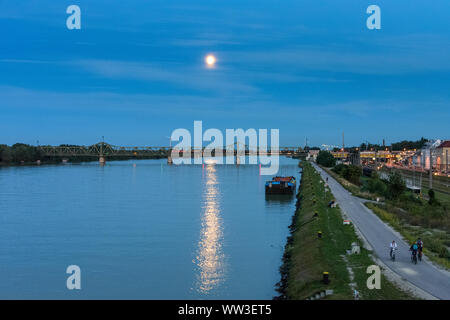 Wien, Wien: Donau (Donau), Vollmond, Ostbahn Eisenbahnbrücke, Bahn, Österreich, Wien, 02. Leopoldstadt Stockfoto