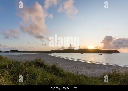 St Ninian's Strand bei Sonnenuntergang mit St Ninian's Isle, durch ein Tombolo, Festland, Shetlandinseln, Schottland, Großbritannien Stockfoto