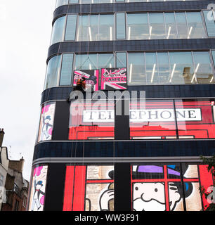 Die ERNEUTE ÜBERTRAGUNG KORREKTUR SCHREIBWEISE DES NAMENS korrekte Beschriftung unten Street artist Alec Monopol abseilstellen die Waschlappen Store auf der Oxford Street, London in der Feier der Eröffnung starten. Stockfoto