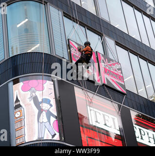 Die ERNEUTE ÜBERTRAGUNG KORREKTUR SCHREIBWEISE DES NAMENS korrekte Beschriftung unten Street artist Alec Monopol abseilstellen die Waschlappen Store auf der Oxford Street, London in der Feier der Eröffnung starten. Stockfoto