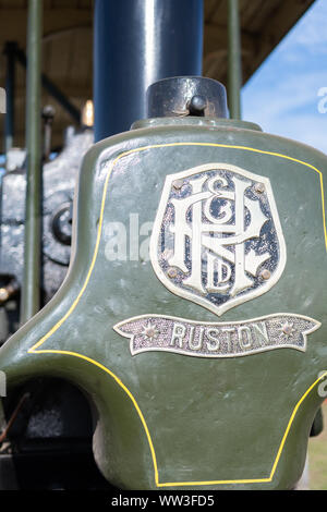 Blandford Forum. Dorset. Vereinigtes Königreich. 24. August 2019. Der Logo auf einem Vintage dampfbetriebene Ruston Hornsby und Dampfwalze auf Anzeige an T Stockfoto