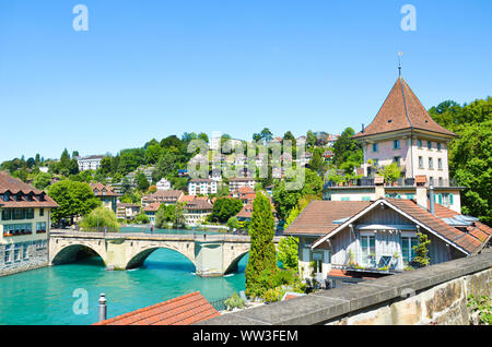 Brücke über Türkis Aare in der historischen Altstadt von der Schweizer Hauptstadt Bern. Historische Gebäude entlang des Flusses. Schweiz Stadt. Sommertag. Stockfoto