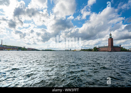 Stockholm, Schweden. September 2019. Das Rathaus der Stadt. Der Palast am Meer in 1923 abgeschlossen, in rotem Backstein und mit einem Turm überragt von einem Stockfoto