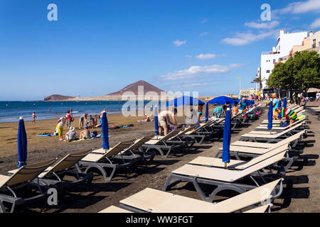 EL Medano, Spanien - 7. JULI 2019: Menschen Schwimmen und Sonnenbaden am Strand Playa El Medano Strand am 7. Juli 2019 in El Medano, Spanien. Stockfoto