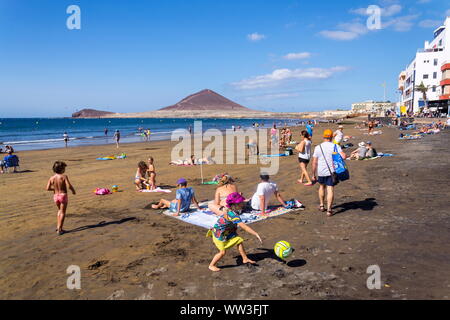 EL Medano, Spanien - 7. JULI 2019: Menschen Schwimmen und Sonnenbaden am Strand Playa El Medano Strand am 7. Juli 2019 in El Medano, Spanien. Stockfoto