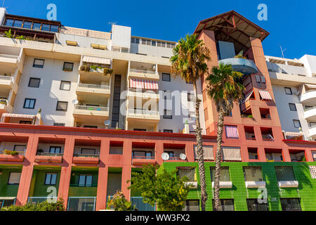 Moderne Häuser mit avantgardistischer Architektur Stockfoto