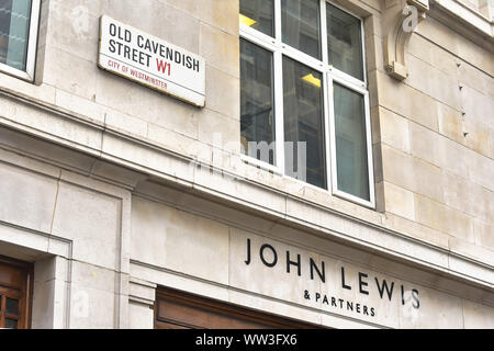 London, Großbritannien. 12 Sep, 2019. John Lewis und Partner Shop in der Oxford Street in London gesehen. John Lewis in Höhe von £ 25,9 Mio. für das erste Halbjahr bekanntgegeben hat, die Schuld die Verlagerung des Einzelhandels und die anhaltende Besorgnis über Brexit. Credit: Dave Rushen/SOPA Images/ZUMA Draht/Alamy leben Nachrichten Stockfoto