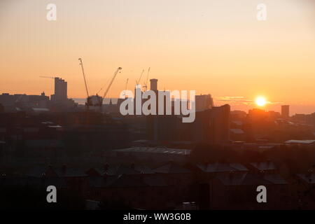 Leeds Skyline bei Sonnenaufgang Stockfoto