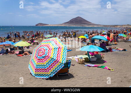 EL Medano, Spanien - 7. JULI 2019: Menschen Schwimmen und Sonnenbaden am Strand Playa El Medano Strand am 7. Juli 2019 in El Medano, Spanien. Stockfoto