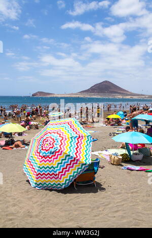 EL Medano, Spanien - 7. JULI 2019: Menschen Schwimmen und Sonnenbaden am Strand Playa El Medano Strand am 7. Juli 2019 in El Medano, Spanien. Stockfoto