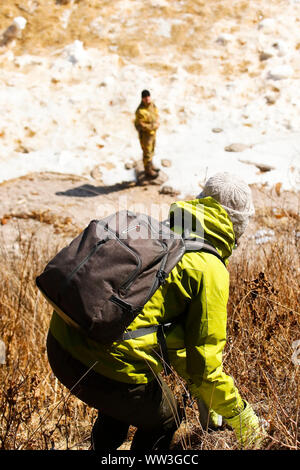 Touristische und Ranger auf der Suche nach Amur Tiger in Proselochny Cordon. Lazovsky Nature Reserve, sikhote-alin Mountain Range. Primorski Krai. Russland, Asien Stockfoto