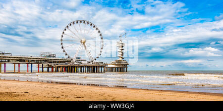 Panoramablick auf die Landschaft Blick auf das Riesenrad und die Pier in Scheveningen, Den Haag, Niederlande. Stockfoto