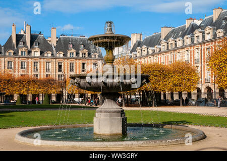 Brunnen in Place des Vosges, Le Marais, Paris Stockfoto