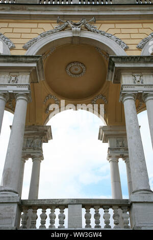 Architektonische Details der Gloriette im Park von Schloss Schönbrunn in Wien in Österreich Stockfoto