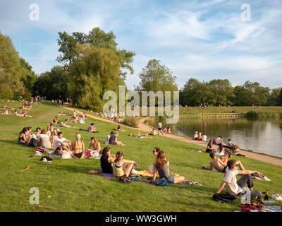 Junge Menschen in Hampstead Heath, London, UK Stockfoto